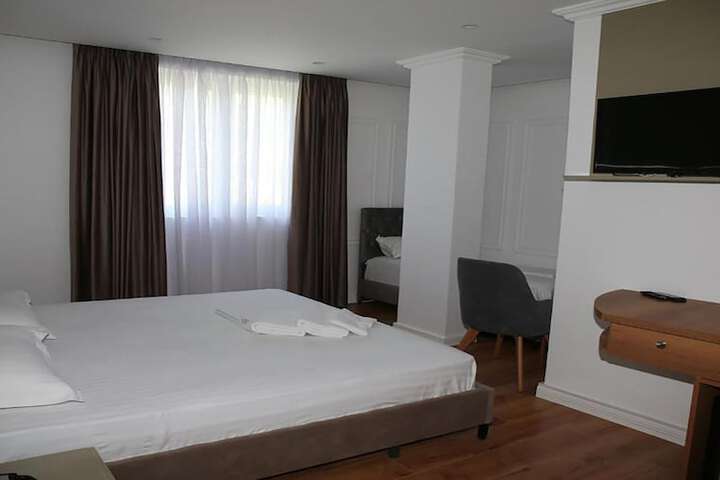 Room 16 of 37