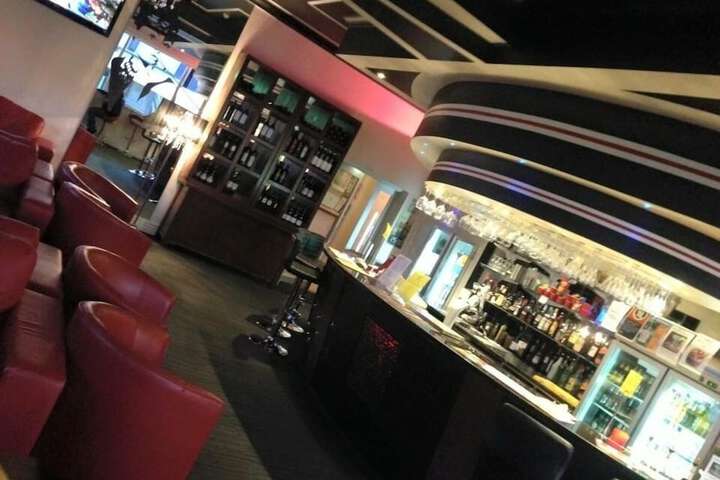 Lounge 33 of 39