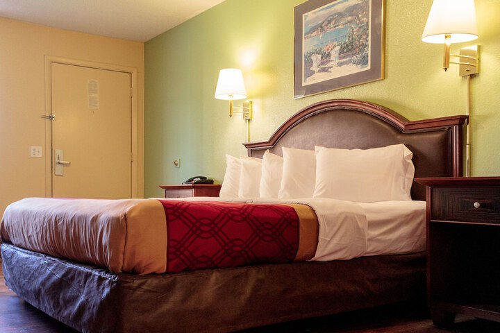 1 King Bed (2 of 18)
