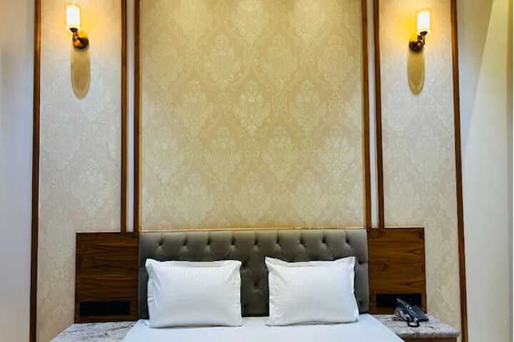 Room 13 of 20