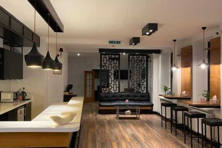 Room 9 of 12