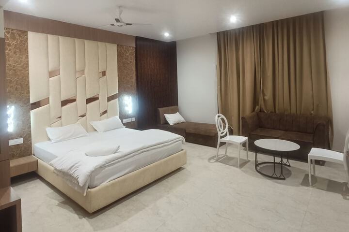 Room 9 of 19