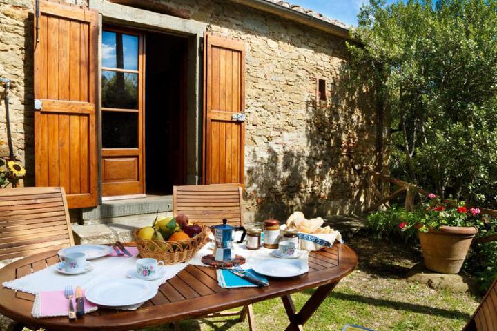 Elegant 2-Bedroom Holiday Home in Tuscan. in Cortona