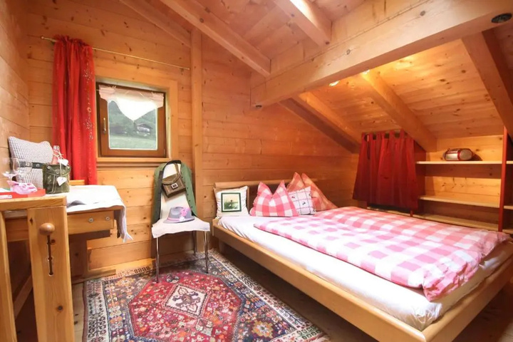 Room 4 of 11