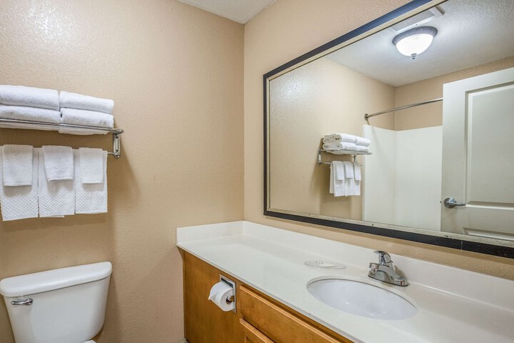 1 Queen Bed Efficiency Suite (15 of 15)