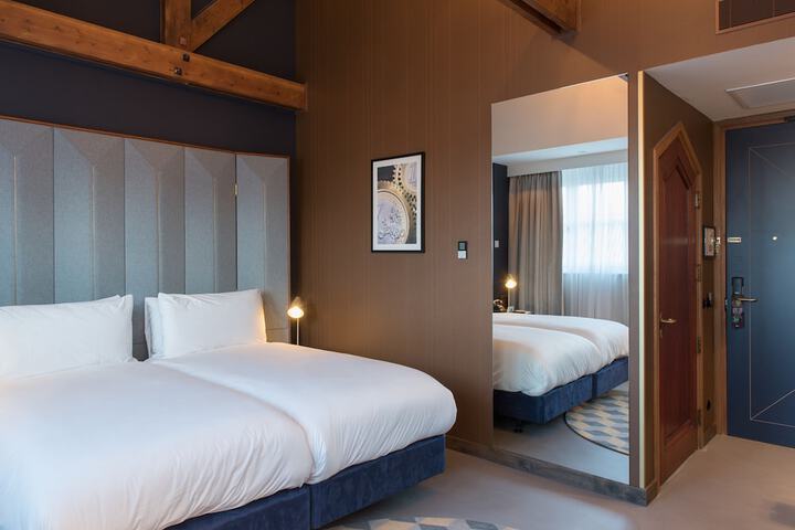 Room 15 of 164