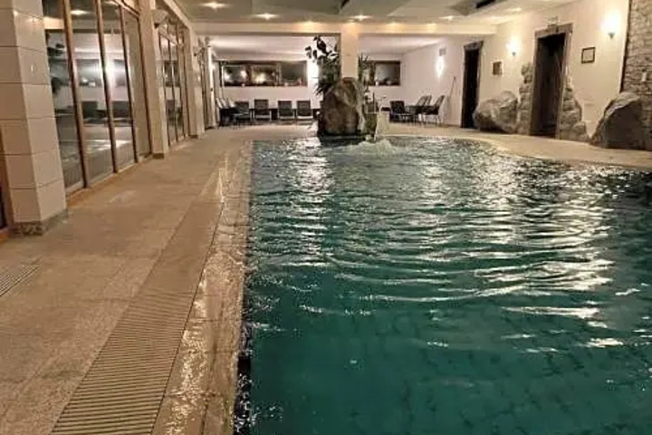 Pool 9 of 15