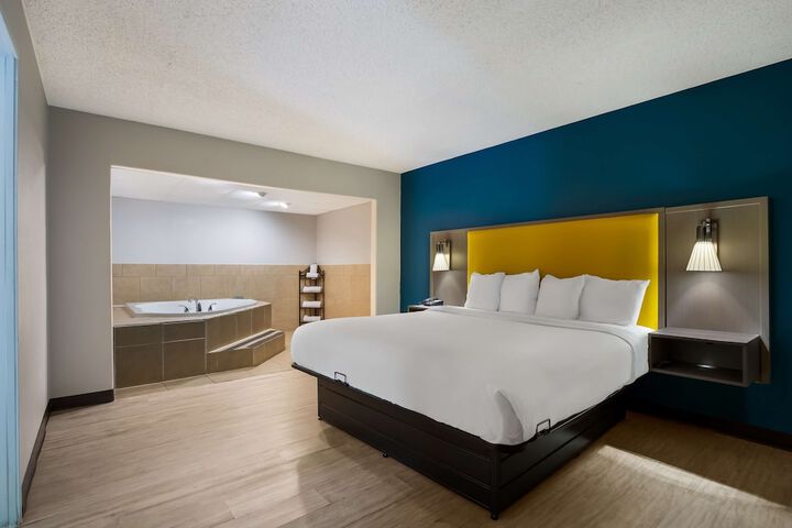 1 King Bed High Speed Internet Accessible Microwave and Refrigerator, Coffee Maker Iron and Ironing Board Hairdryer Continental Breakfast (3 of 10)