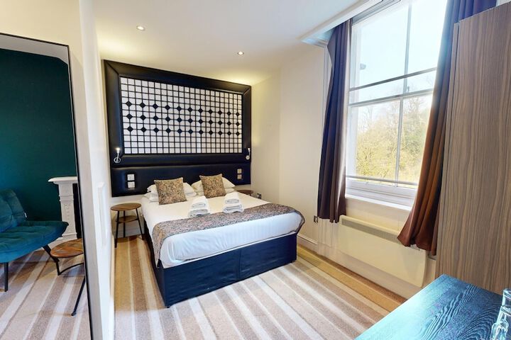 Room 6 of 92