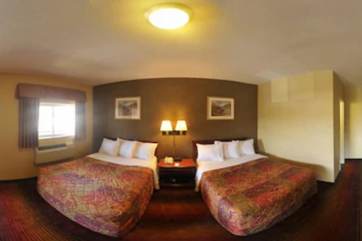 2 Queen Beds (13 of 15)