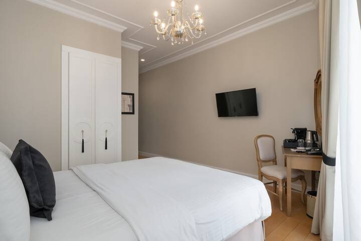 Room 7 of 63