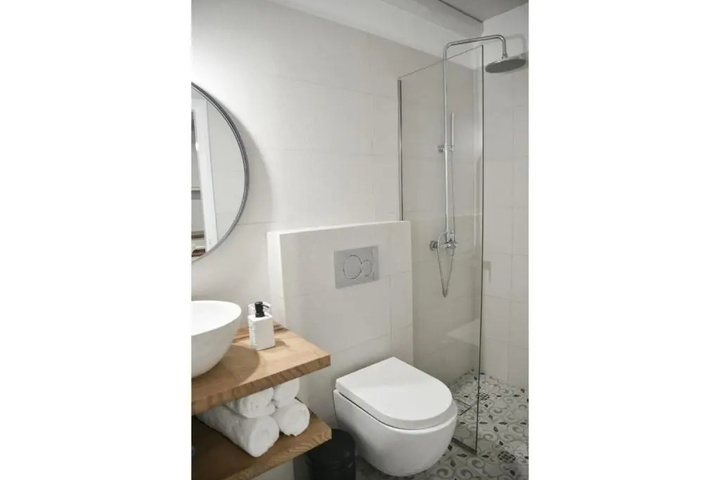 Room 6 of 16