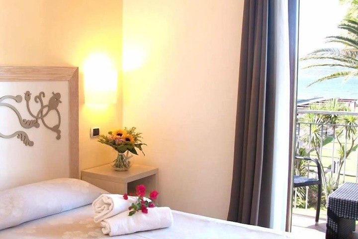 Room 15 of 166