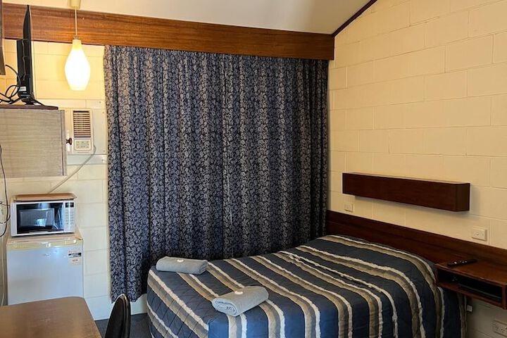 Room 4 of 9