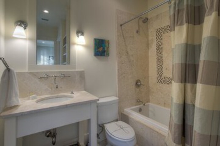 Room 2 of 33