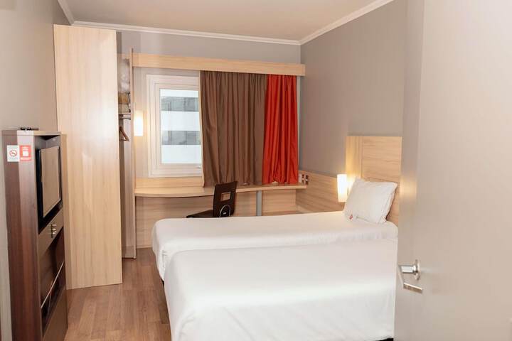 Room 15 of 77