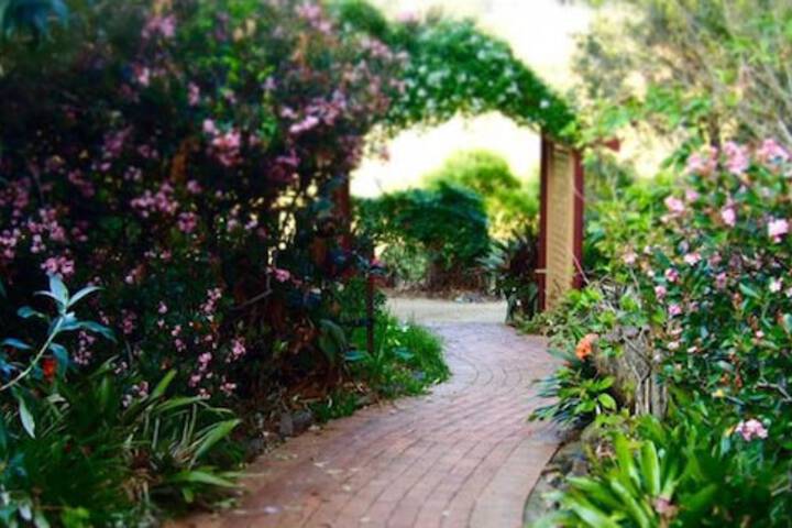 Hotel Exterior 30 of 36