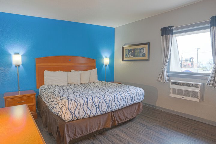 1 King Bed (3 of 9)