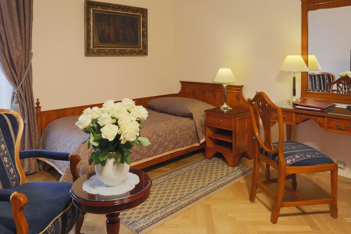 Room 5 of 38