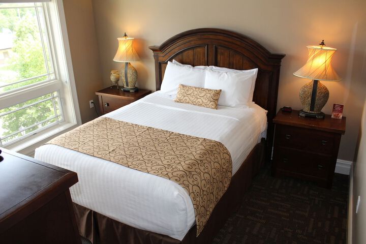 2 Queen Beds River View (31 of 31)