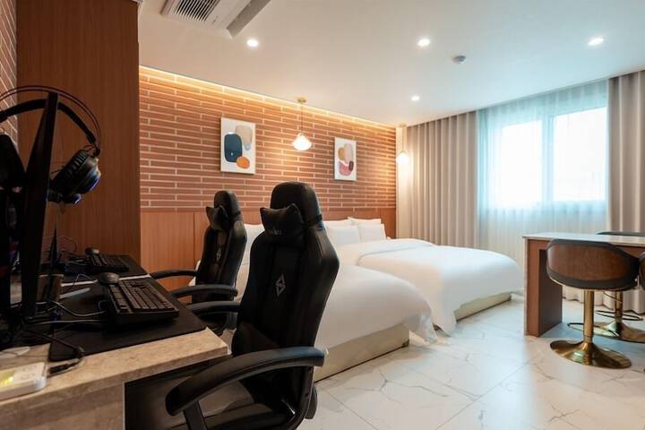 Room 28 of 76