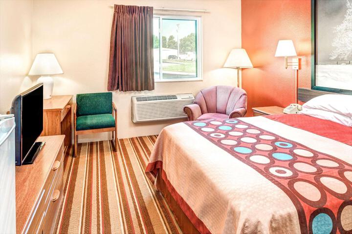 1 Queen Bed (12 of 15)