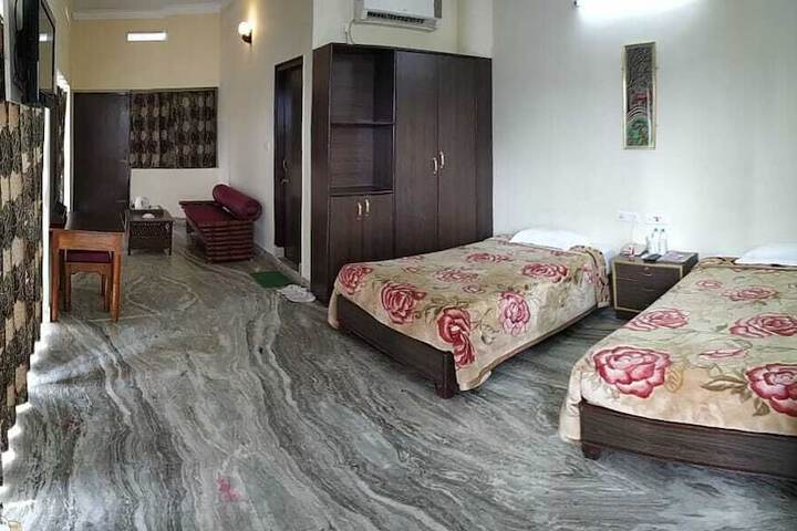 Room 5 of 32