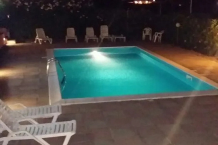 Pool 10 of 15