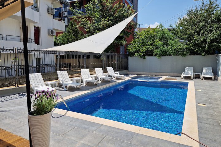 Pool 32 of 52