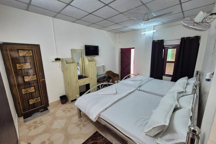 Room 6 of 31