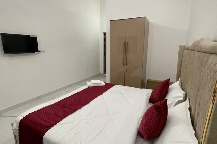 Room 4 of 14