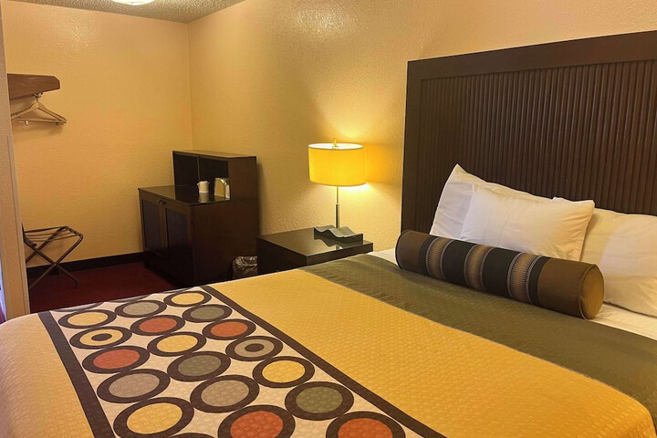 Room 22 of 34