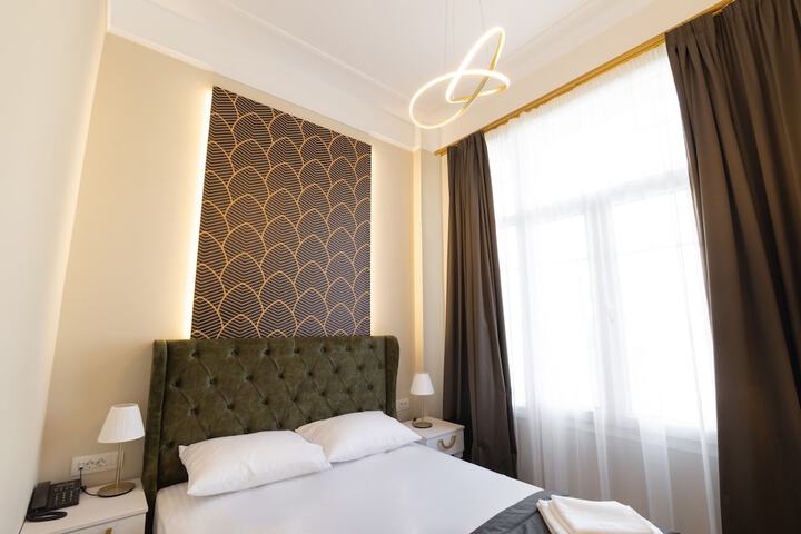 Room 7 of 28