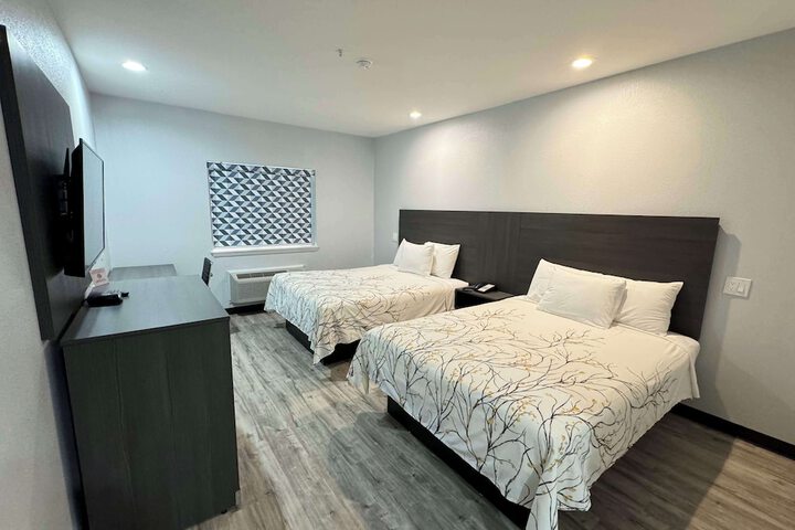 2 Double Beds (12 of 13)