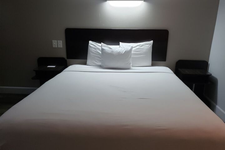 1 King Bed (1 of 7)