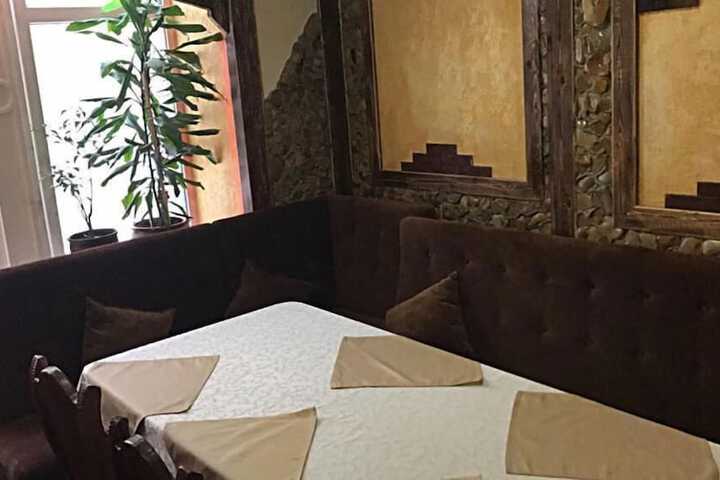Dining 8 of 27