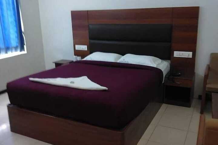 Room 6 of 8