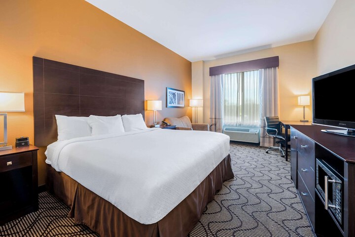 1 King Bed (4 of 11)