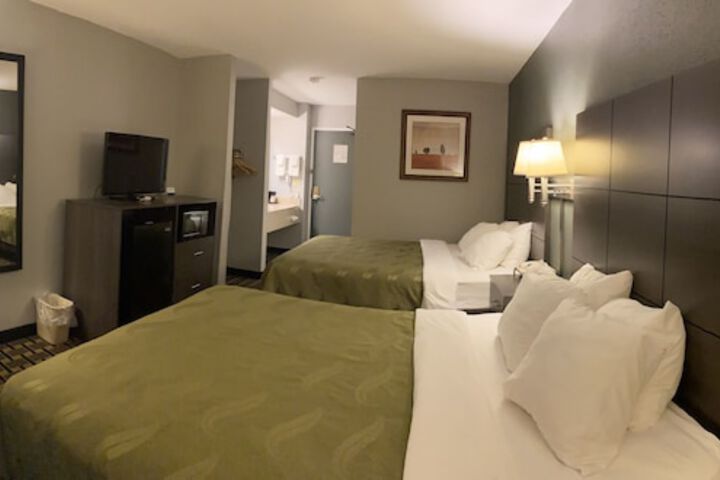1 Queen Bed (7 of 19)