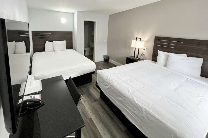 1 Queen Bed Micfridge (1 of 9)