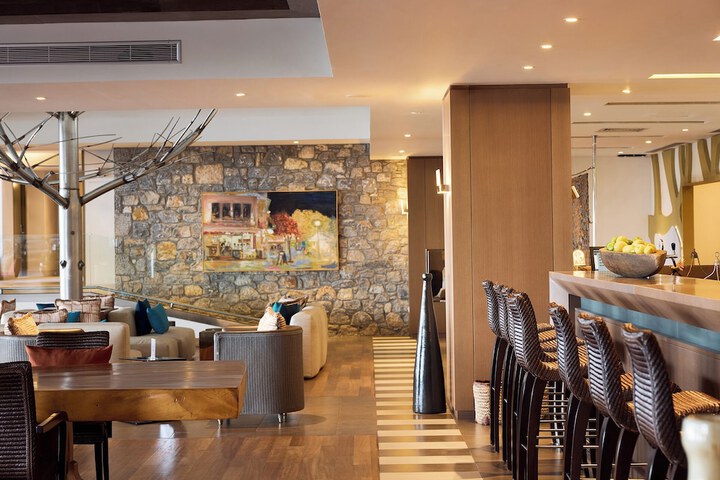 Lounge 174 of 253