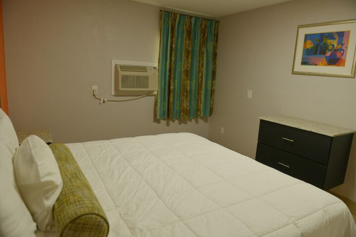 1 King Bed (17 of 24)