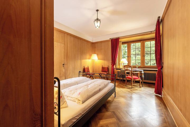Room 27 of 103