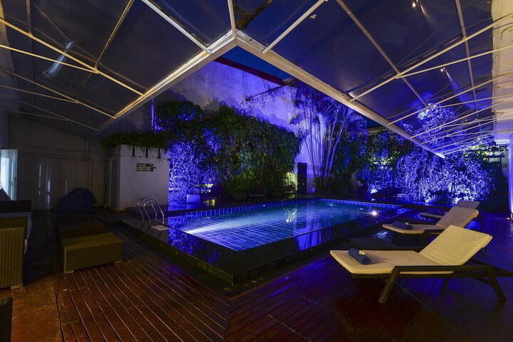 Hotel Pool