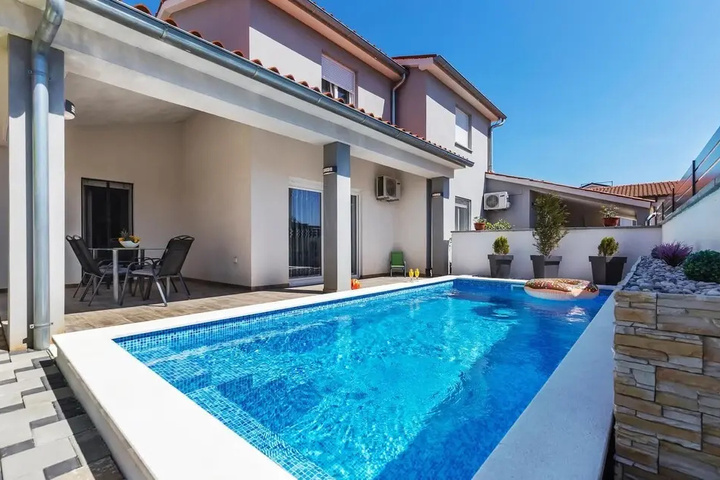 Pool 15 of 24