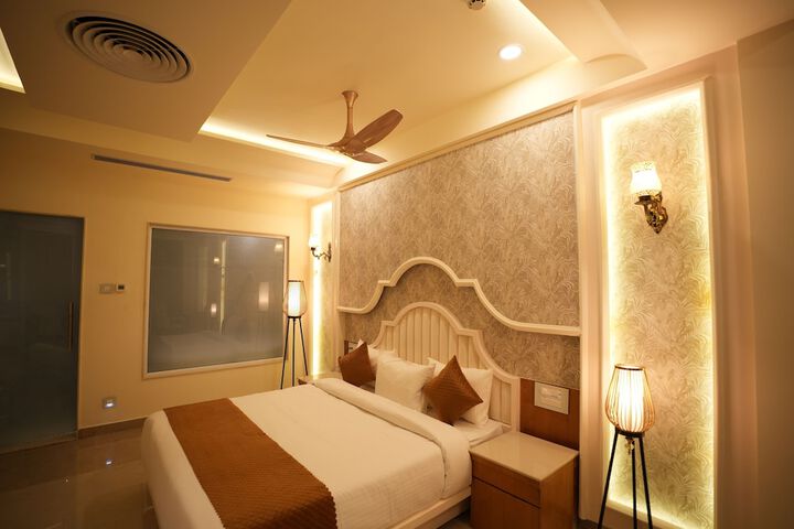 Room 6 of 16