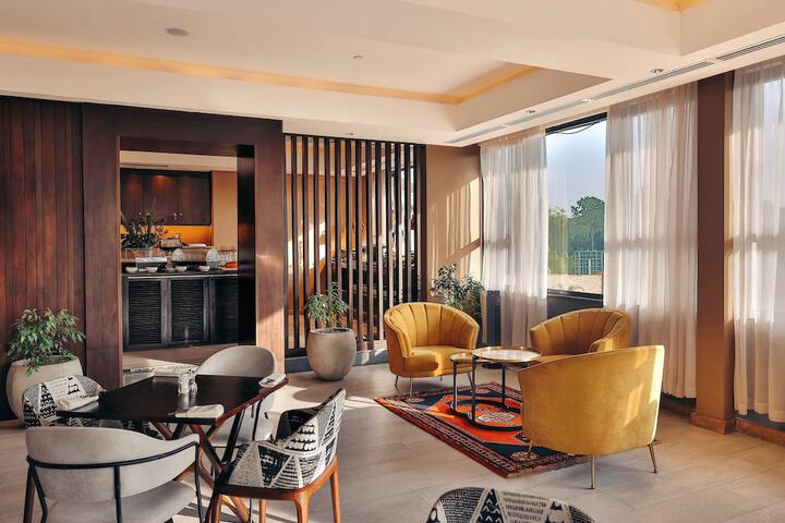 Lounge 71 of 86
