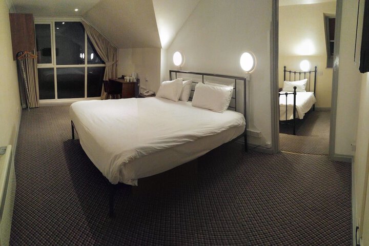 Room 100 of 236