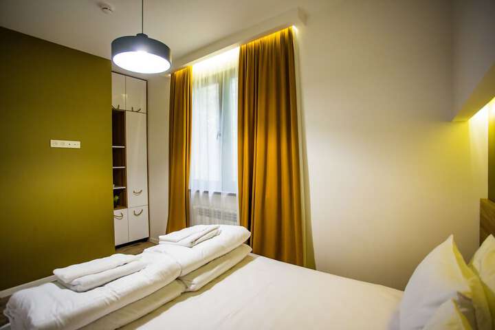 Room 9 of 103