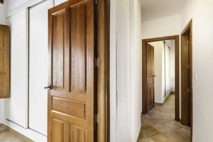 Room 5 of 16